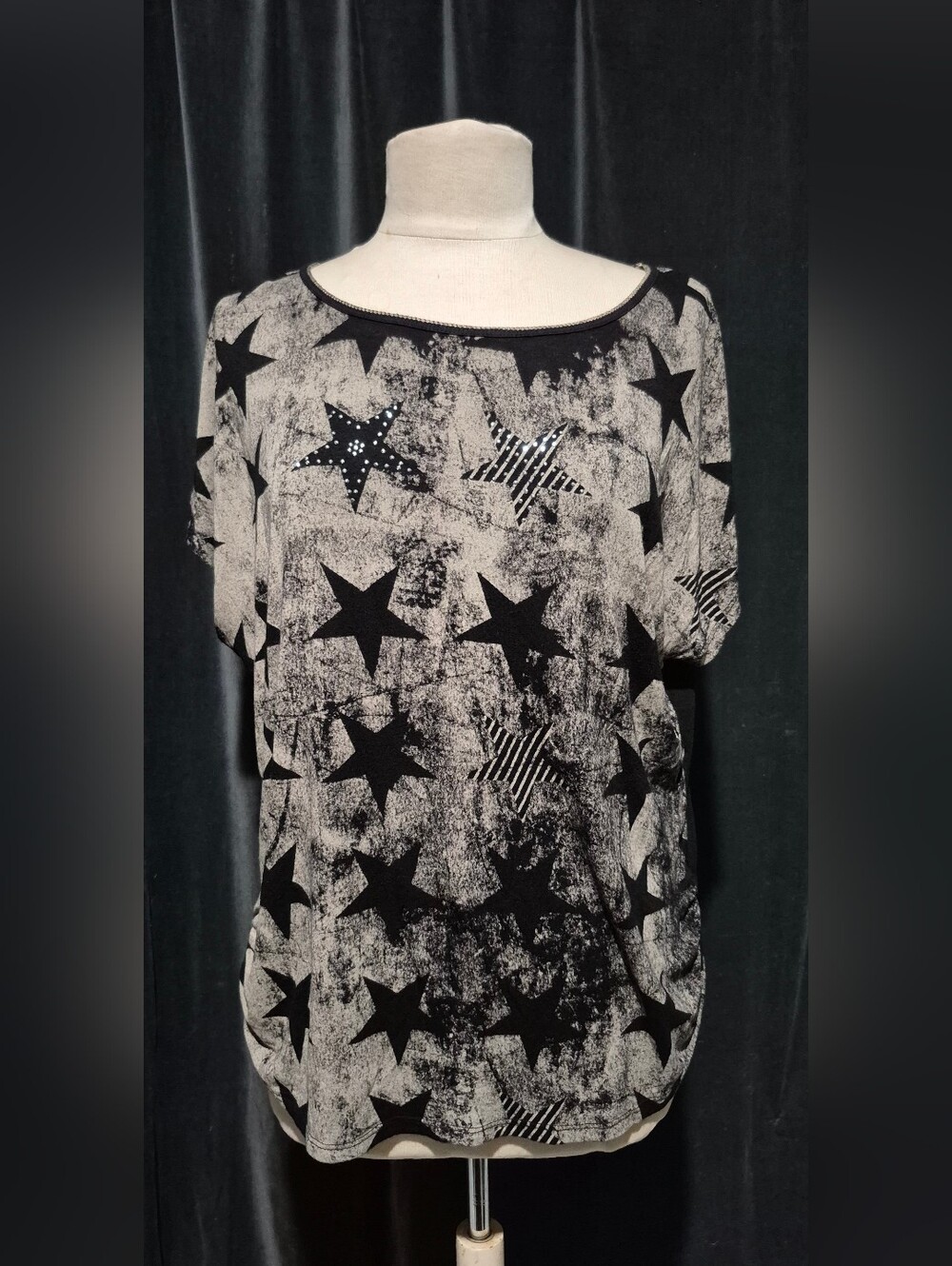 Women's Star Print Short Sleeve Tee - Black and Gray